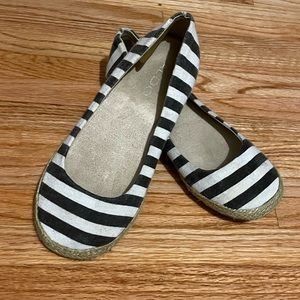 Aldo Navy blue and white flats